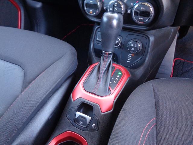 ジープ・レネゲード トレイルホーク ルーフレール 車線逸脱警告 ブラインドスポット クルコン 純正ディスプレイ BT接続 バックカメラ ETC オートライト HID ステアリングスイッチ 4WDモード切替 フォグランプ 純正17AW(14枚目)