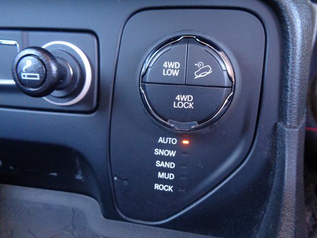 ジープ・レネゲード トレイルホーク ルーフレール 車線逸脱警告 ブラインドスポット クルコン 純正ディスプレイ BT接続 バックカメラ ETC オートライト HID ステアリングスイッチ 4WDモード切替 フォグランプ 純正17AW(16枚目)