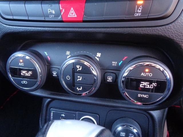 ジープ・レネゲード トレイルホーク ルーフレール 車線逸脱警告 ブラインドスポット クルコン 純正ディスプレイ BT接続 バックカメラ ETC オートライト HID ステアリングスイッチ 4WDモード切替 フォグランプ 純正17AW(17枚目)