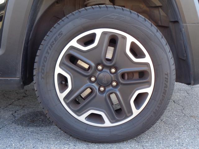 ジープ・レネゲード トレイルホーク ルーフレール 車線逸脱警告 ブラインドスポット クルコン 純正ディスプレイ BT接続 バックカメラ ETC オートライト HID ステアリングスイッチ 4WDモード切替 フォグランプ 純正17AW(33枚目)