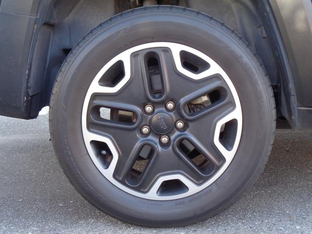 ジープ・レネゲード トレイルホーク ルーフレール 車線逸脱警告 ブラインドスポット クルコン 純正ディスプレイ BT接続 バックカメラ ETC オートライト HID ステアリングスイッチ 4WDモード切替 フォグランプ 純正17AW(34枚目)