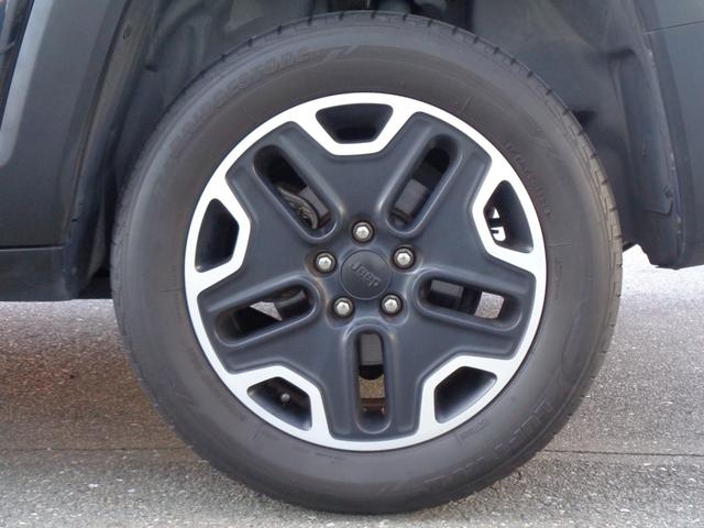 ジープ・レネゲード トレイルホーク ルーフレール 車線逸脱警告 ブラインドスポット クルコン 純正ディスプレイ BT接続 バックカメラ ETC オートライト HID ステアリングスイッチ 4WDモード切替 フォグランプ 純正17AW(35枚目)