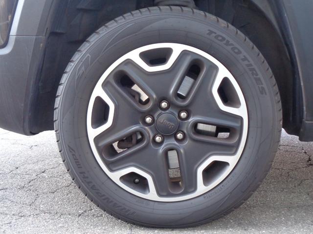 ジープ・レネゲード トレイルホーク ルーフレール 車線逸脱警告 ブラインドスポット クルコン 純正ディスプレイ BT接続 バックカメラ ETC オートライト HID ステアリングスイッチ 4WDモード切替 フォグランプ 純正17AW(36枚目)