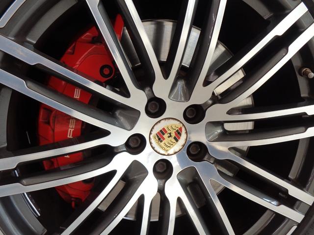 レッドキャリパーとなります。