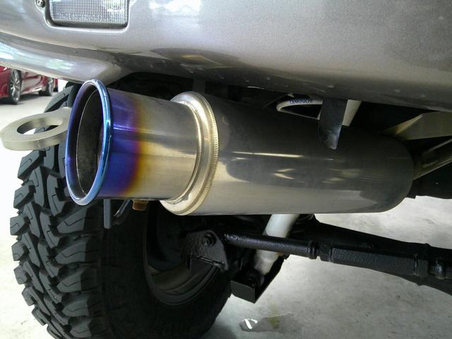 ジムニー クロスアドベンチャー　リフトアップカスタムカー　社外エアロ　社外アルミ　マッドタイヤ　ステッドプレート　ステップガード　社外マフラー　社外テール　シートヒーター　ディスプレイオーディオ　ドラレコ（8枚目）