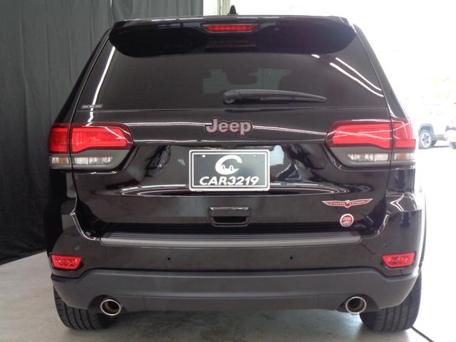 ジープ・グランドチェロキー トレイルホーク　１オーナー　ＡＣＣ　レーンキープ　ＢＳＭ　純正ナビ　地デジ　ＢＴ接続　バックカメラ　サイド＆フロントカメラ　後席モニター　シートヒーター＆ベンチレーション　エアサス　モード切替　パワーシート（7枚目）