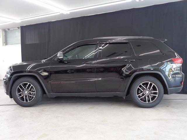 ジープ・グランドチェロキー トレイルホーク　１オーナー　ＡＣＣ　レーンキープ　ＢＳＭ　純正ナビ　地デジ　ＢＴ接続　バックカメラ　サイド＆フロントカメラ　後席モニター　シートヒーター＆ベンチレーション　エアサス　モード切替　パワーシート（11枚目）