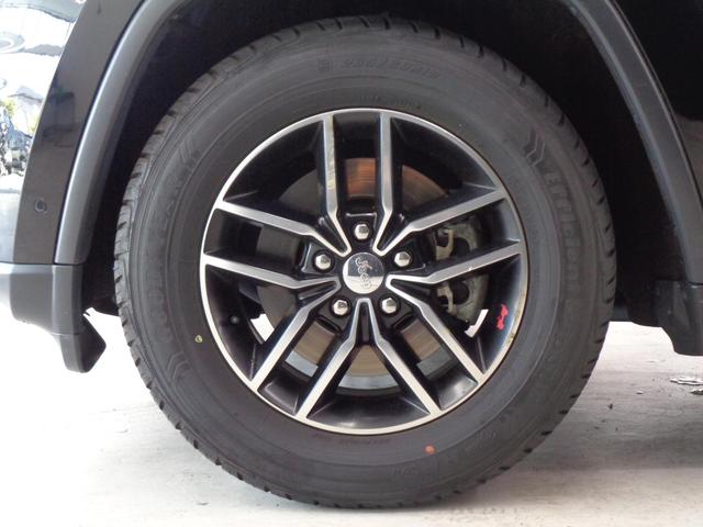 ジープ・グランドチェロキー トレイルホーク　１オーナー　ＡＣＣ　レーンキープ　ＢＳＭ　純正ナビ　地デジ　ＢＴ接続　バックカメラ　サイド＆フロントカメラ　後席モニター　シートヒーター＆ベンチレーション　エアサス　モード切替　パワーシート（46枚目）