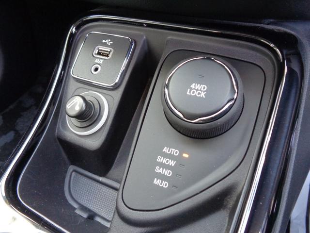 ジープ・コンパス リミテッド　アイドリングストップ　ＡＣＣ　レーンキープ　ブラインドスポット　パワーバックドア　純正ナビ　地デジ　ＢＴ接続　バックカメラ　ＥＴＣ　パークアシスト　４ＷＤ切替　シートヒーター　純正１６ＡＷ（16枚目）