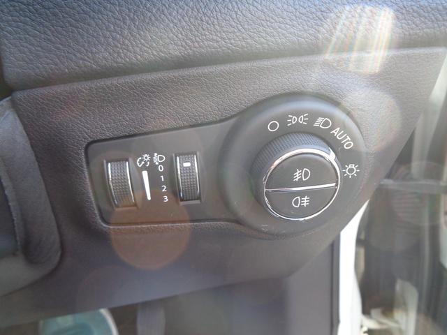 ジープ・コンパス リミテッド　アイドリングストップ　ＡＣＣ　レーンキープ　ブラインドスポット　パワーバックドア　純正ナビ　地デジ　ＢＴ接続　バックカメラ　ＥＴＣ　パークアシスト　４ＷＤ切替　シートヒーター　純正１６ＡＷ（24枚目）