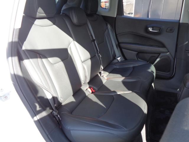 ジープ・コンパス リミテッド　アイドリングストップ　ＡＣＣ　レーンキープ　ブラインドスポット　パワーバックドア　純正ナビ　地デジ　ＢＴ接続　バックカメラ　ＥＴＣ　パークアシスト　４ＷＤ切替　シートヒーター　純正１６ＡＷ（33枚目）