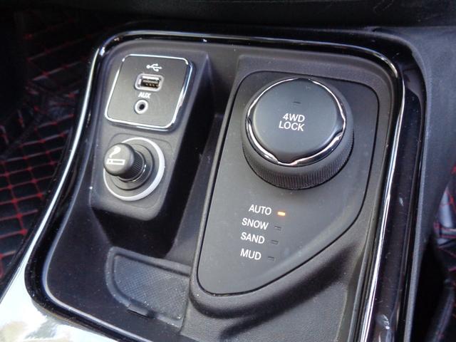 ジープ・コンパス リミテッド　パノラマサンルーフ　ＡＣＣ　レーンキープ　ブラインドスポット　パワーバックドア　純正ナビ　地デジ　ＢＴ接続　バックカメラ　ドラレコ　ＥＴＣ　パークアシスト　４ＷＤ切替　シートヒーター　純正１８ＡＷ（16枚目）