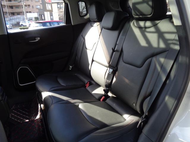 ジープ・コンパス リミテッド　パノラマサンルーフ　ＡＣＣ　レーンキープ　ブラインドスポット　パワーバックドア　純正ナビ　地デジ　ＢＴ接続　バックカメラ　ドラレコ　ＥＴＣ　パークアシスト　４ＷＤ切替　シートヒーター　純正１８ＡＷ（36枚目）