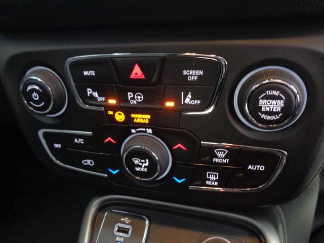 ジープ・コンパス セーフティエディション　衝突軽減ブレーキ　レーンキープ　ブラインドスポット　パークアシスト　ＡＣＣ　純正ナビ　地デジ　ＢＴ接続　バックカメラ　ＥＴＣ　ドラレコ　アイドリングストップ　純正１７ＡＷ（16枚目）