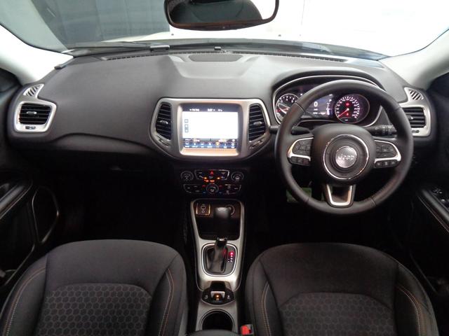 ジープ・コンパス セーフティエディション　衝突軽減ブレーキ　レーンキープ　ブラインドスポット　パークアシスト　ＡＣＣ　純正ナビ　地デジ　ＢＴ接続　バックカメラ　ＥＴＣ　ドラレコ　アイドリングストップ　純正１７ＡＷ（25枚目）