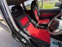 フロントはセミバケットタイプのRECARO。カッチカチのバケットではなく街乗りに便利なセミバケットタイプとなっています。2006年のマイナーチェンジではシート表皮が黒系から赤×黒に変わりました。