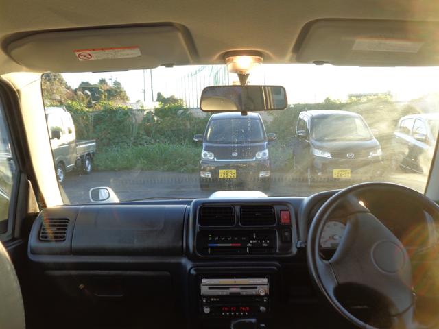 ジムニー ランドベンチャー ターボ パートタイム4WD 前後バンパー 背面タイヤ 16インチ リフトアップ マフラー HIDライト キーレス メモリーナビ DVD再生 CD ワンセグTV ハーフレザー 走行6.1万 取説記録簿(16枚目)