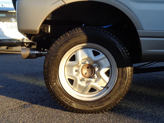 ジムニー ランドベンチャー ターボ パートタイム4WD 前後バンパー 背面タイヤ 16インチ リフトアップ マフラー HIDライト キーレス メモリーナビ DVD再生 CD ワンセグTV ハーフレザー 走行6.1万 取説記録簿(20枚目)