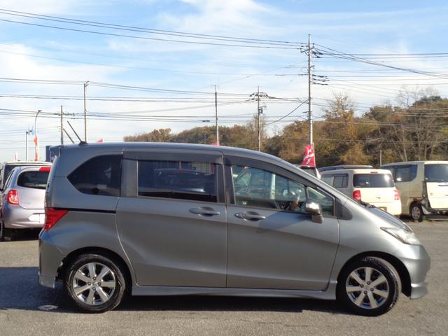 フリード フレックス　エアロ　純正フルエアロ　１５インチ　ＨＩＤライト　ＷエアＢ　ＡＢＳ　スマートキー　ＨＤＤナビ　ＤＶＤ再生　ＣＤ　Ｂｌｕｅｔｏｏｔｈ　ワンセグＴＶ　Ｂカメラ　ＥＴＣ　両側パワースライドドア　５人乗　走行６．７万（5枚目）