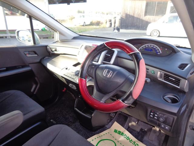 フリード フレックス　エアロ　純正フルエアロ　１５インチ　ＨＩＤライト　ＷエアＢ　ＡＢＳ　スマートキー　ＨＤＤナビ　ＤＶＤ再生　ＣＤ　Ｂｌｕｅｔｏｏｔｈ　ワンセグＴＶ　Ｂカメラ　ＥＴＣ　両側パワースライドドア　５人乗　走行６．７万（17枚目）