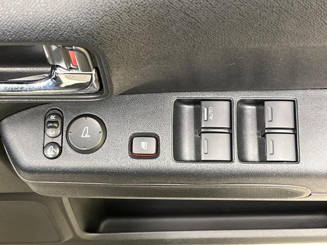 ディーバスマートスタイル 禁煙車 バックカメラ ディスプレイオーディオ HIDヘッド スマートキー オートエアコン 純正革巻きステアリング フォグランプ 純正14インチアルミ 盗難防止装置 プライバシーガラス アームレスト(8枚目)