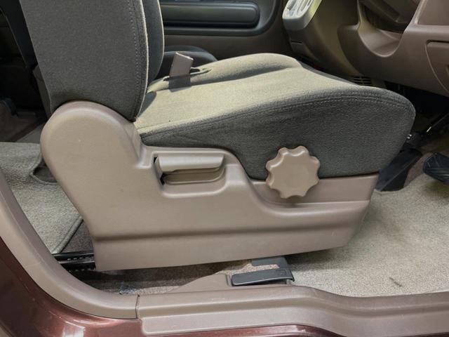 ウィット XS 禁煙車 HDDナビ スマートキー オートエアコン フォグランプ 純正14インチアルミホイール 盗難防止装置 プライバシーガラス DVD再生 シートアンダートレイ アームレスト ヘッドライトレベライザー(7枚目)