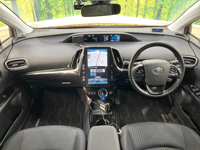 プリウスＰＨＶ Ｓナビパッケージ　メーカー１１．６型ナビ　全周囲カメラ　衝突被害軽減システム　レーダークルーズ　禁煙車　スマートキー　ＬＥＤヘッド　ビルトインＥＴＣ　オートハイビーム　車線逸脱警報　オートライト　オートエアコン（2枚目）