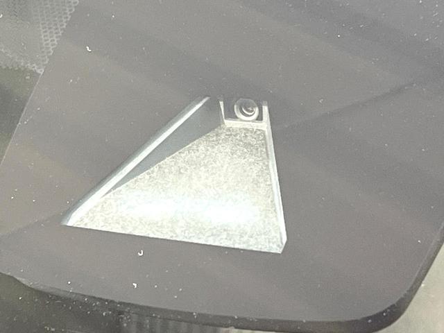 プリウスＰＨＶ Ｓナビパッケージ　メーカー１１．６型ナビ　全周囲カメラ　衝突被害軽減システム　レーダークルーズ　禁煙車　スマートキー　ＬＥＤヘッド　ビルトインＥＴＣ　オートハイビーム　車線逸脱警報　オートライト　オートエアコン（3枚目）