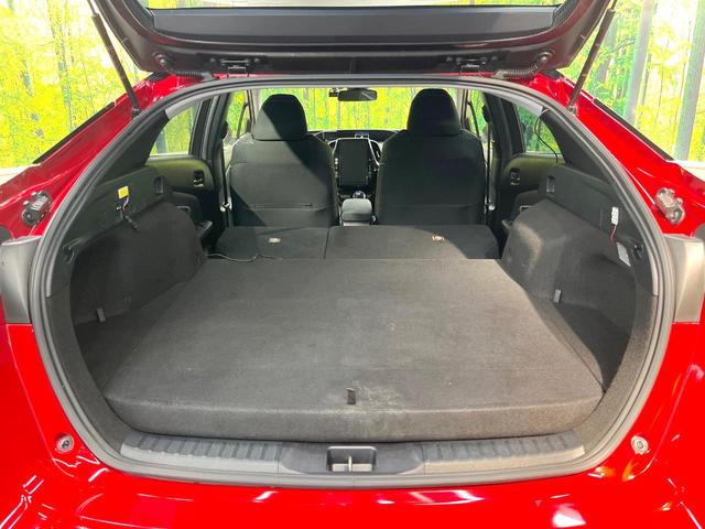 プリウスＰＨＶ Ｓナビパッケージ　メーカー１１．６型ナビ　全周囲カメラ　衝突被害軽減システム　レーダークルーズ　禁煙車　スマートキー　ＬＥＤヘッド　ビルトインＥＴＣ　オートハイビーム　車線逸脱警報　オートライト　オートエアコン（10枚目）