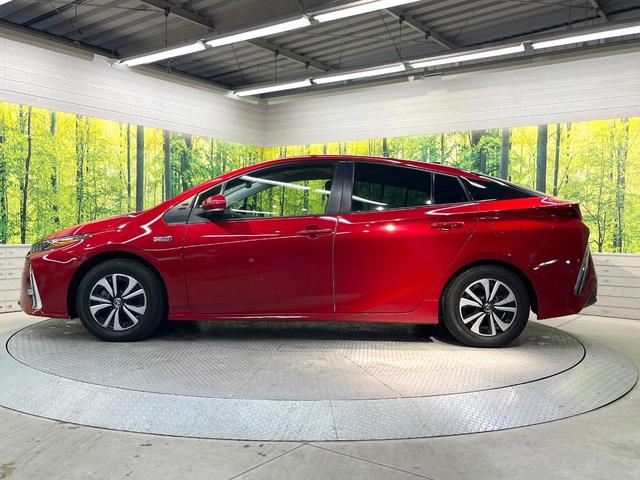 プリウスＰＨＶ Ｓナビパッケージ　メーカー１１．６型ナビ　全周囲カメラ　衝突被害軽減システム　レーダークルーズ　禁煙車　スマートキー　ＬＥＤヘッド　ビルトインＥＴＣ　オートハイビーム　車線逸脱警報　オートライト　オートエアコン（26枚目）