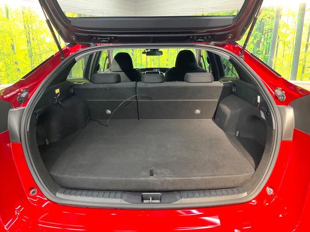 プリウスＰＨＶ Ｓナビパッケージ　メーカー１１．６型ナビ　全周囲カメラ　衝突被害軽減システム　レーダークルーズ　禁煙車　スマートキー　ＬＥＤヘッド　ビルトインＥＴＣ　オートハイビーム　車線逸脱警報　オートライト　オートエアコン（47枚目）