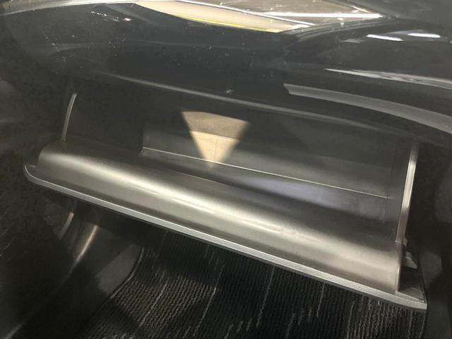 プリウスＰＨＶ Ｓナビパッケージ　メーカー１１．６型ナビ　全周囲カメラ　衝突被害軽減システム　レーダークルーズ　禁煙車　スマートキー　ＬＥＤヘッド　ビルトインＥＴＣ　オートハイビーム　車線逸脱警報　オートライト　オートエアコン（53枚目）