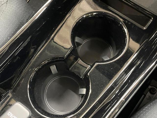 プリウスＰＨＶ Ｓナビパッケージ　メーカー１１．６型ナビ　全周囲カメラ　衝突被害軽減システム　レーダークルーズ　禁煙車　スマートキー　ＬＥＤヘッド　ビルトインＥＴＣ　オートハイビーム　車線逸脱警報　オートライト　オートエアコン（55枚目）