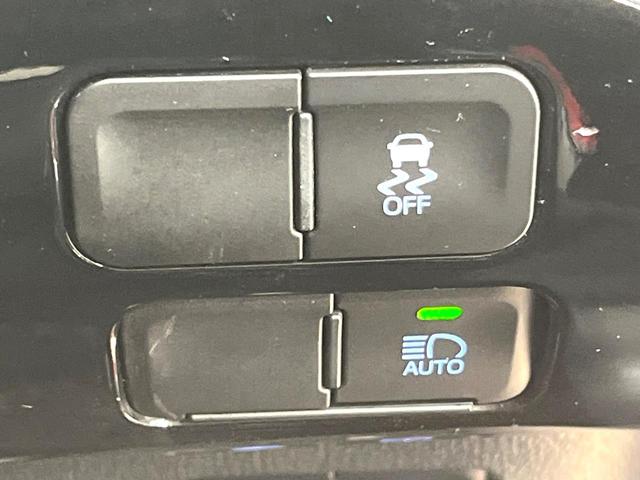 プリウスＰＨＶ Ｓナビパッケージ　メーカー１１．６型ナビ　全周囲カメラ　衝突被害軽減システム　レーダークルーズ　禁煙車　スマートキー　ＬＥＤヘッド　ビルトインＥＴＣ　オートハイビーム　車線逸脱警報　オートライト　オートエアコン（58枚目）