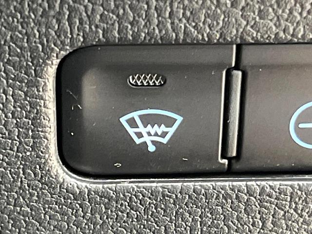 プリウスＰＨＶ Ｓナビパッケージ　メーカー１１．６型ナビ　全周囲カメラ　衝突被害軽減システム　レーダークルーズ　禁煙車　スマートキー　ＬＥＤヘッド　ビルトインＥＴＣ　オートハイビーム　車線逸脱警報　オートライト　オートエアコン（61枚目）