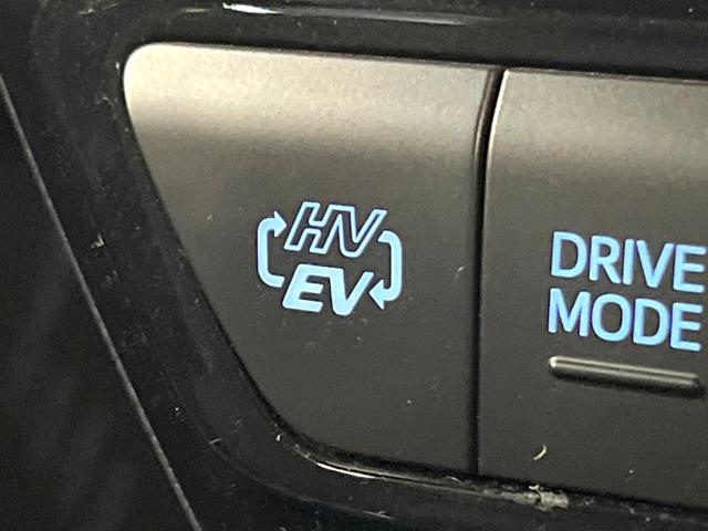 プリウスＰＨＶ Ｓナビパッケージ　メーカー１１．６型ナビ　全周囲カメラ　衝突被害軽減システム　レーダークルーズ　禁煙車　スマートキー　ＬＥＤヘッド　ビルトインＥＴＣ　オートハイビーム　車線逸脱警報　オートライト　オートエアコン（74枚目）