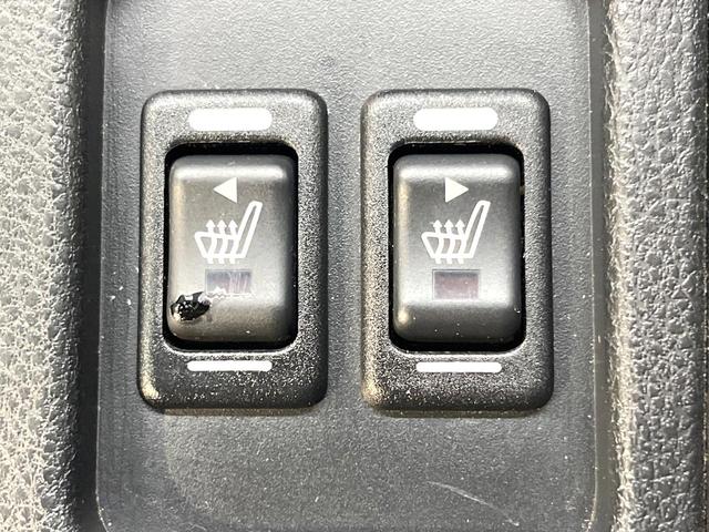 ８６ ＧＴリミテッド　純正ナビ　バックカメラ　禁煙車　スマートキー　ＨＩＤヘッド　ＥＴＣ　オートライト　デュアルエアコン　Ｂｌｕｅｔｏｏｔｈ接続　オートエアコン　電動格納ミラー　パドルシフト　専用スポーツシート（5枚目）