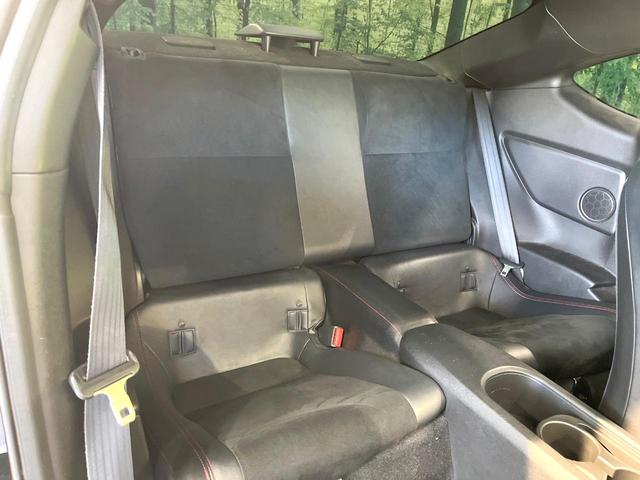 ８６ ＧＴリミテッド　純正ナビ　バックカメラ　禁煙車　スマートキー　ＨＩＤヘッド　ＥＴＣ　オートライト　デュアルエアコン　Ｂｌｕｅｔｏｏｔｈ接続　オートエアコン　電動格納ミラー　パドルシフト　専用スポーツシート（9枚目）