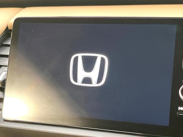 フィット ｅ：ＨＥＶリュクス　全周囲カメラ　衝突被害軽減システム　レーダークルーズ　禁煙車　レザーシート　コーナーセンサー　スマートキー　ＬＥＤヘッド　ＥＴＣ２．０　オートハイビーム　車線逸脱警報　オートライト　オートエアコン（3枚目）