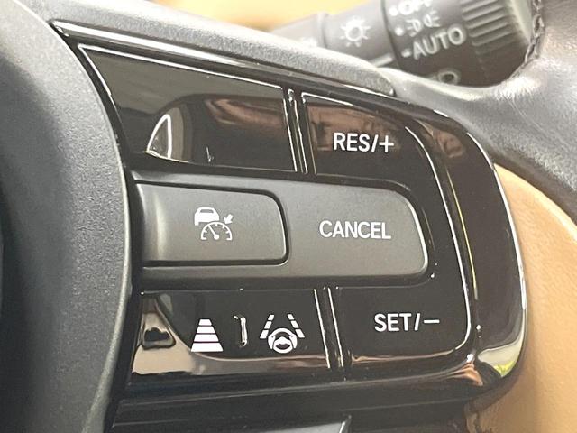 フィット ｅ：ＨＥＶリュクス　全周囲カメラ　衝突被害軽減システム　レーダークルーズ　禁煙車　レザーシート　コーナーセンサー　スマートキー　ＬＥＤヘッド　ＥＴＣ２．０　オートハイビーム　車線逸脱警報　オートライト　オートエアコン（6枚目）