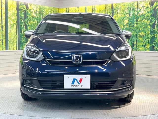 フィット ｅ：ＨＥＶリュクス　全周囲カメラ　衝突被害軽減システム　レーダークルーズ　禁煙車　レザーシート　コーナーセンサー　スマートキー　ＬＥＤヘッド　ＥＴＣ２．０　オートハイビーム　車線逸脱警報　オートライト　オートエアコン（14枚目）