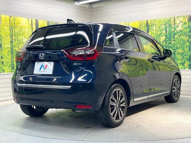 フィット ｅ：ＨＥＶリュクス　全周囲カメラ　衝突被害軽減システム　レーダークルーズ　禁煙車　レザーシート　コーナーセンサー　スマートキー　ＬＥＤヘッド　ＥＴＣ２．０　オートハイビーム　車線逸脱警報　オートライト　オートエアコン（17枚目）