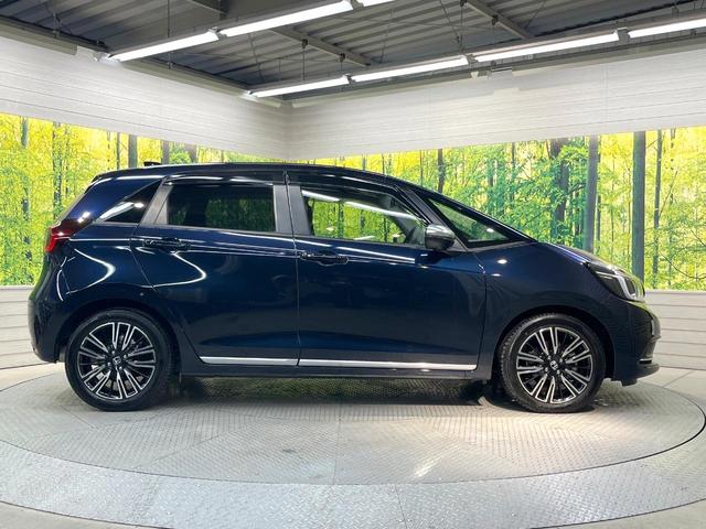 フィット ｅ：ＨＥＶリュクス　全周囲カメラ　衝突被害軽減システム　レーダークルーズ　禁煙車　レザーシート　コーナーセンサー　スマートキー　ＬＥＤヘッド　ＥＴＣ２．０　オートハイビーム　車線逸脱警報　オートライト　オートエアコン（30枚目）