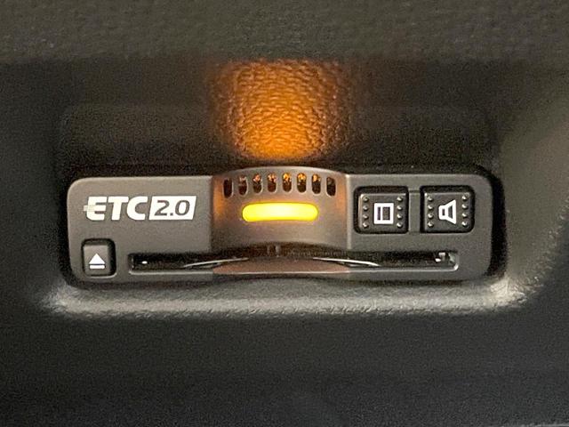 フィット ｅ：ＨＥＶリュクス　全周囲カメラ　衝突被害軽減システム　レーダークルーズ　禁煙車　レザーシート　コーナーセンサー　スマートキー　ＬＥＤヘッド　ＥＴＣ２．０　オートハイビーム　車線逸脱警報　オートライト　オートエアコン（41枚目）