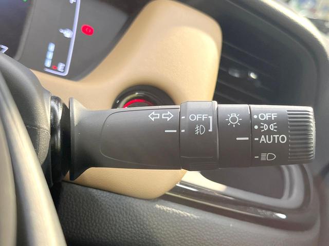 フィット ｅ：ＨＥＶリュクス　全周囲カメラ　衝突被害軽減システム　レーダークルーズ　禁煙車　レザーシート　コーナーセンサー　スマートキー　ＬＥＤヘッド　ＥＴＣ２．０　オートハイビーム　車線逸脱警報　オートライト　オートエアコン（50枚目）