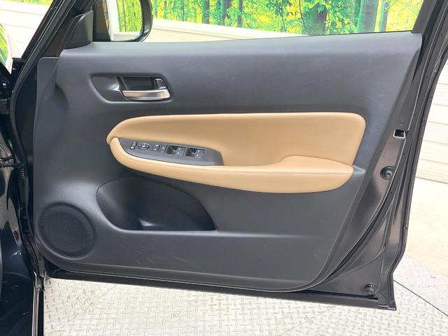 フィット ｅ：ＨＥＶリュクス　全周囲カメラ　衝突被害軽減システム　レーダークルーズ　禁煙車　レザーシート　コーナーセンサー　スマートキー　ＬＥＤヘッド　ＥＴＣ２．０　オートハイビーム　車線逸脱警報　オートライト　オートエアコン（62枚目）