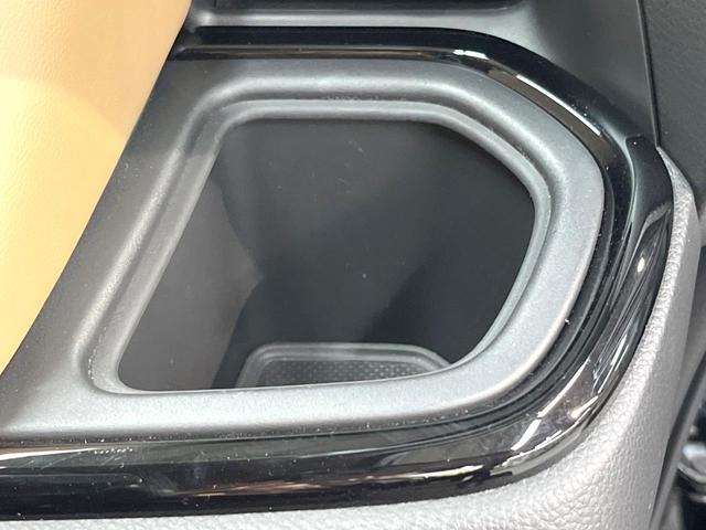 フィット ｅ：ＨＥＶリュクス　全周囲カメラ　衝突被害軽減システム　レーダークルーズ　禁煙車　レザーシート　コーナーセンサー　スマートキー　ＬＥＤヘッド　ＥＴＣ２．０　オートハイビーム　車線逸脱警報　オートライト　オートエアコン（65枚目）