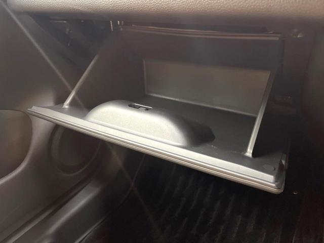 フィット ｅ：ＨＥＶリュクス　全周囲カメラ　衝突被害軽減システム　レーダークルーズ　禁煙車　レザーシート　コーナーセンサー　スマートキー　ＬＥＤヘッド　ＥＴＣ２．０　オートハイビーム　車線逸脱警報　オートライト　オートエアコン（67枚目）