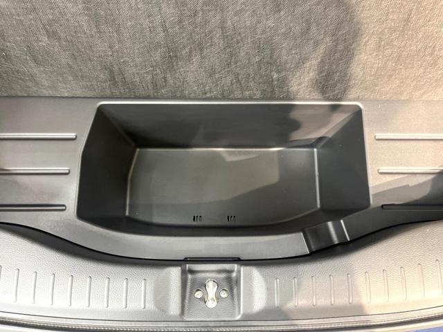 フィット ｅ：ＨＥＶリュクス　全周囲カメラ　衝突被害軽減システム　レーダークルーズ　禁煙車　レザーシート　コーナーセンサー　スマートキー　ＬＥＤヘッド　ＥＴＣ２．０　オートハイビーム　車線逸脱警報　オートライト　オートエアコン（69枚目）