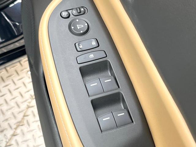 フィット ｅ：ＨＥＶリュクス　全周囲カメラ　衝突被害軽減システム　レーダークルーズ　禁煙車　レザーシート　コーナーセンサー　スマートキー　ＬＥＤヘッド　ＥＴＣ２．０　オートハイビーム　車線逸脱警報　オートライト　オートエアコン（70枚目）